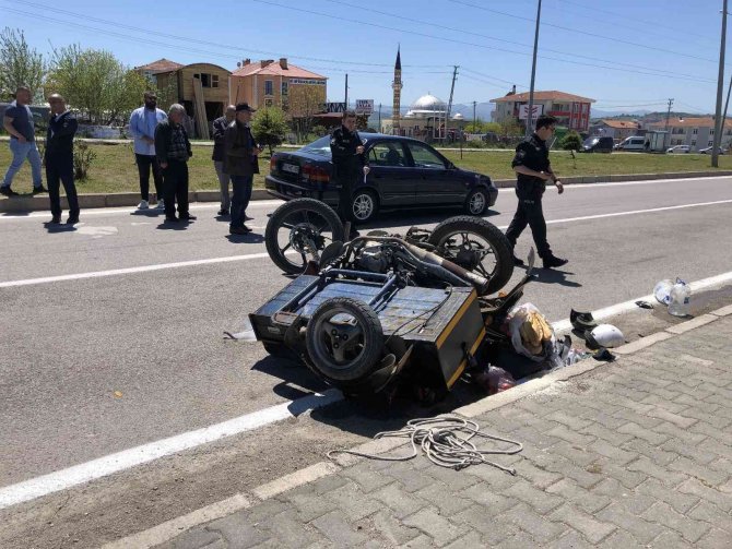 Otomobilin Çarptığı Motosiklet Sürücüsü Ağır Yaralandı