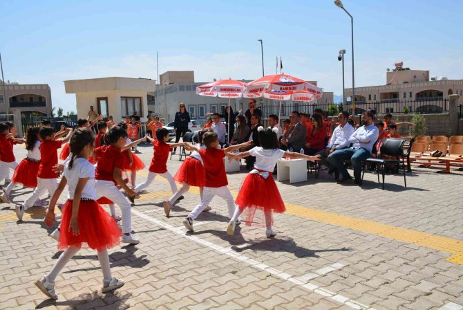 Silopi’de Öğrenciler Tiyatrodan Kazandıkları Parayla Ağaç Dikti