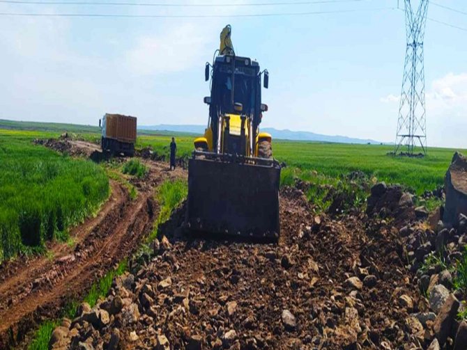 Siverek Kırsalında Yol Yapım Çalışmalarına Hız Verildi