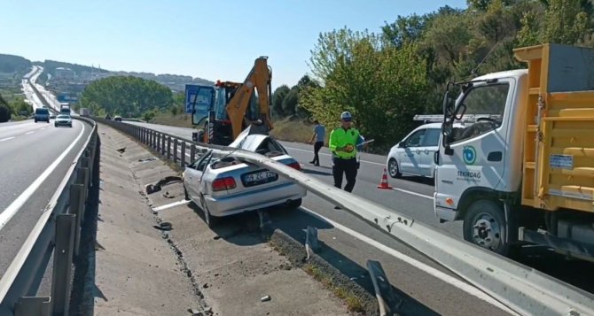 Direksiyon Hakimiyetini Kaybeden Sürücü Bariyerlere Sıkıştı