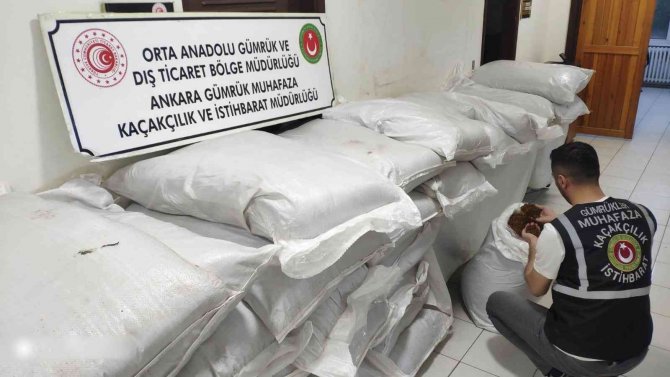 Gümrük Muhafaza Ekipleri Sebze Kasalarının Altına Gizlenmiş 1,4 Ton Kaçak Tütün Ele Geçirdi