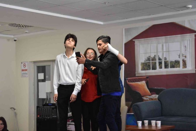 Edremit Mesleki Ve Teknik Anadolu Lisesinde Robotik Kodlama Sergisi Açıldı