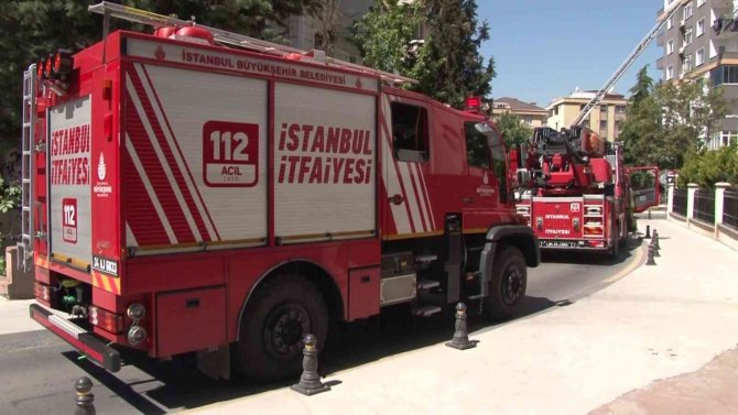 Ümraniye’de Yanan Evden Dumanların Yayıldığı Anlar Kamerada