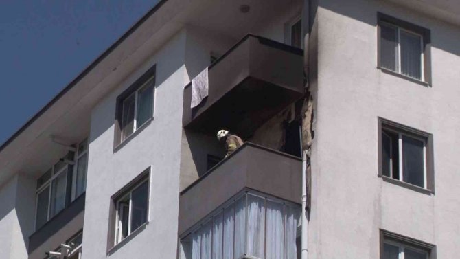 Ümraniye’de Yanan Evden Dumanların Yayıldığı Anlar Kamerada