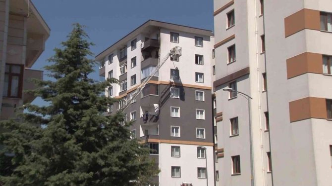 Ümraniye’de Yanan Evden Dumanların Yayıldığı Anlar Kamerada