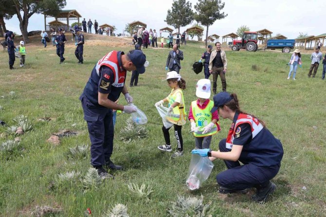 Uşak Protokolü Yeşil Karaağaç Göledinde 40 Poşet Çöp Toplandı
