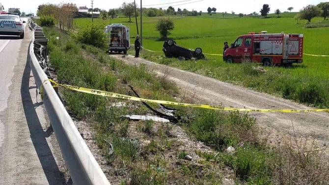 Otomobiliyle Tarlaya Uçan Kadın Sürücü Hayatı Kaybetti