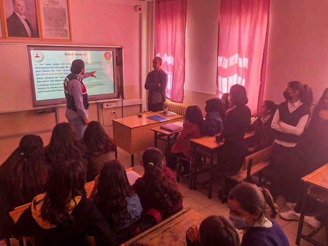 Jandarmadan 475 Öğrenci Ve 32 Öğretmene Eğitim