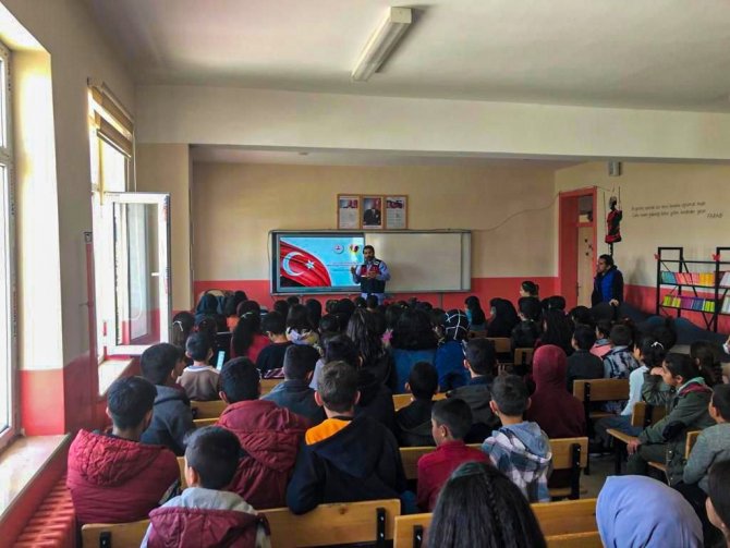 Jandarmadan 475 Öğrenci Ve 32 Öğretmene Eğitim