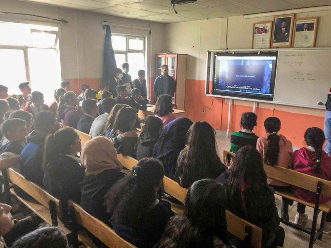 Jandarmadan 475 Öğrenci Ve 32 Öğretmene Eğitim