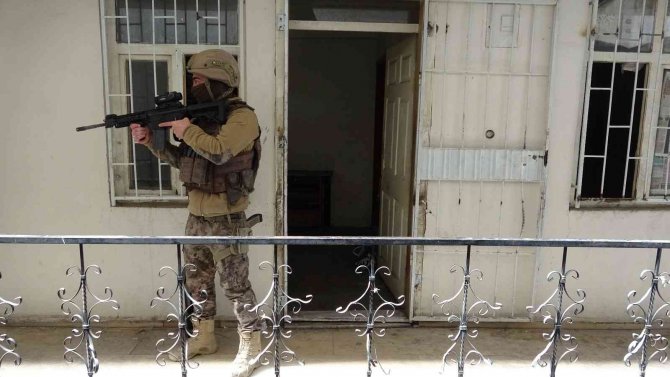 Van’da İş Merkezinde 13 Düzensiz Göçmen Yakalandı