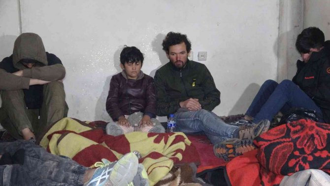 Van’da İş Merkezinde 13 Düzensiz Göçmen Yakalandı