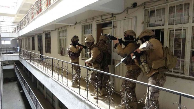 Van’da İş Merkezinde 13 Düzensiz Göçmen Yakalandı