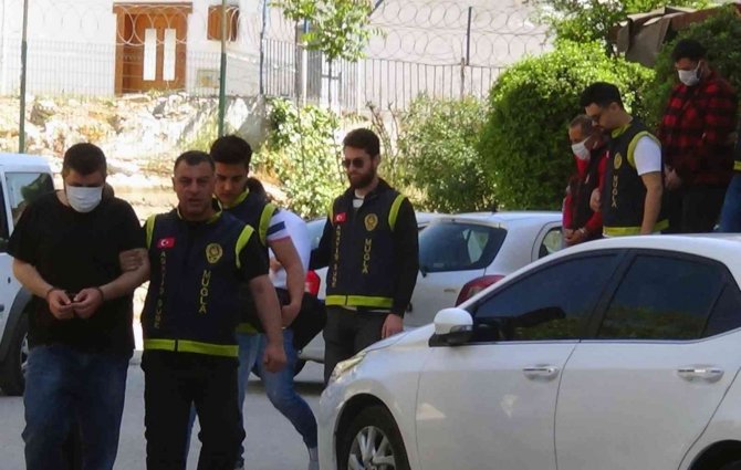 Fuhuş Operasyonunda 13 Şüpheli Yakalandı