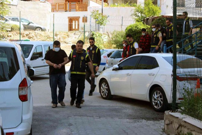 Fuhuş Operasyonunda 13 Şüpheli Yakalandı