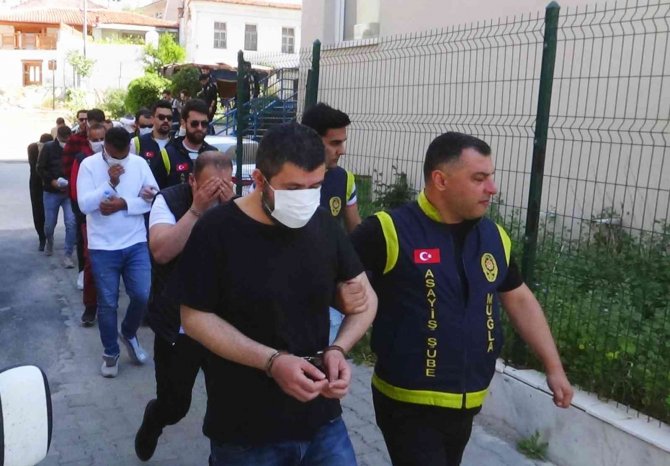 Fuhuş Operasyonunda 13 Şüpheli Yakalandı