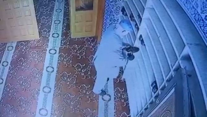 Camide Ellerini Ovuştura Ovuştura Ayakkabı Seçip Çalan Yaşlı Adam Pes Dedirtti