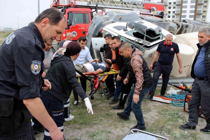 Devrilen Mikserde Sıkışan Sürücü İçin Seferber Oldular