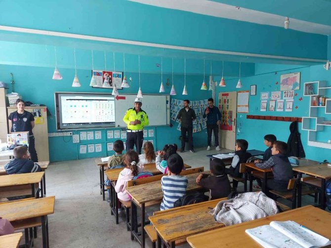 Çukurca Da Öğrencilere Trafik Kuralları Eğitimi Verildi