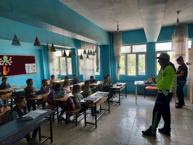 Çukurca Da Öğrencilere Trafik Kuralları Eğitimi Verildi