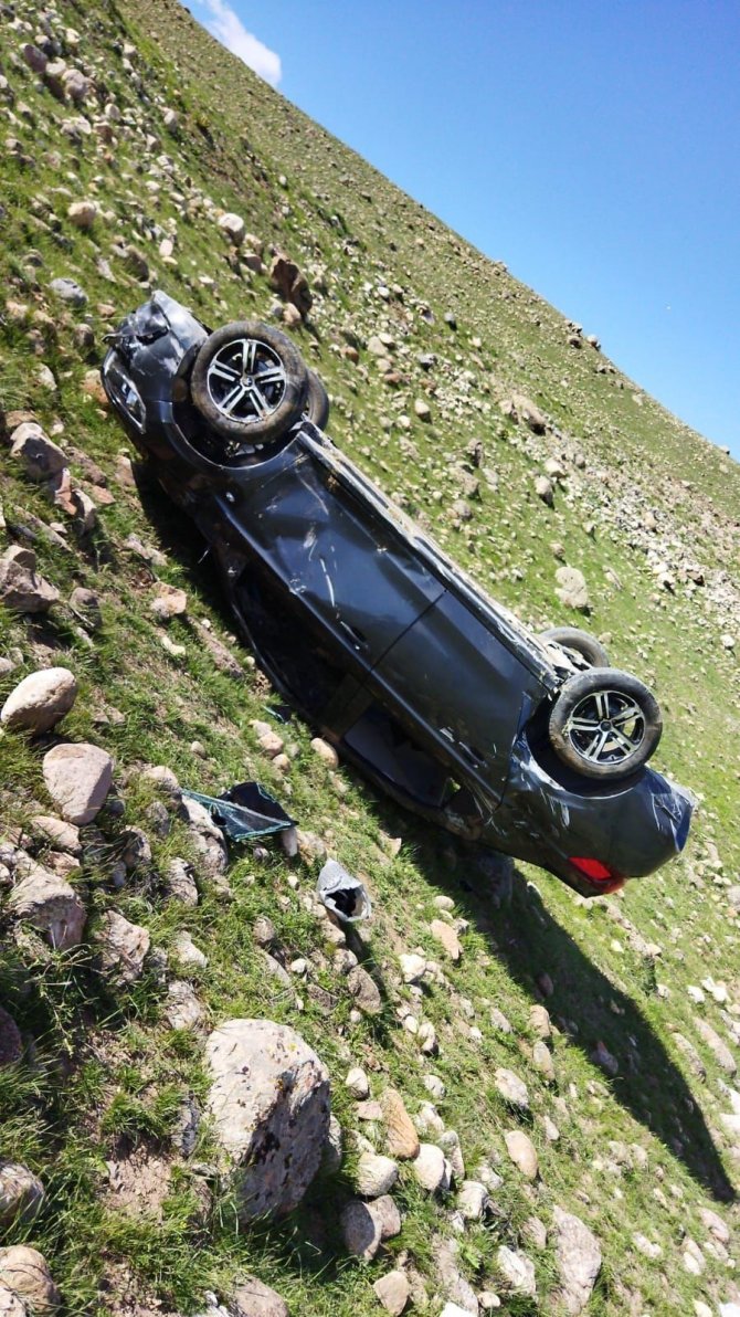 Horasan’da Otomobil Uçuruma Yuvarlandı, 6 Yaralı