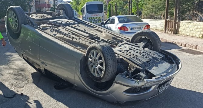 Park Halindeki Otomobile Çarpan Araç Takla Attı: 1 Yaralı