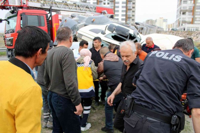 Devrilen Mikserde Sıkışan Sürücü İçin Seferber Oldular