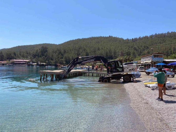Akbük Koyundaki İskeleler Yıkıldı