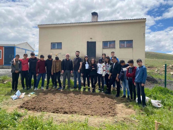 Lise Öğrencileri Kurak Okul Bahçesini Yeşillendirdi