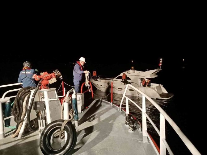 Çanakkale Boğazı’nda Arızalanan Tekne Kurtarıldı