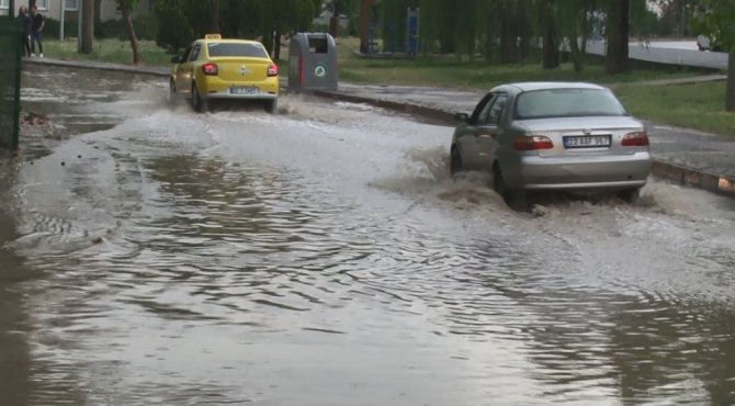 Edirne’de Şiddetli Yağış: Yollar Göle Döndü