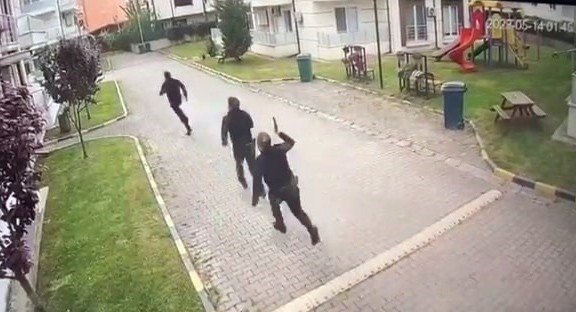 Polis Aracına Çarpıp Kaçmaya Çalışan Uyuşturucu Taciri Yakalandı