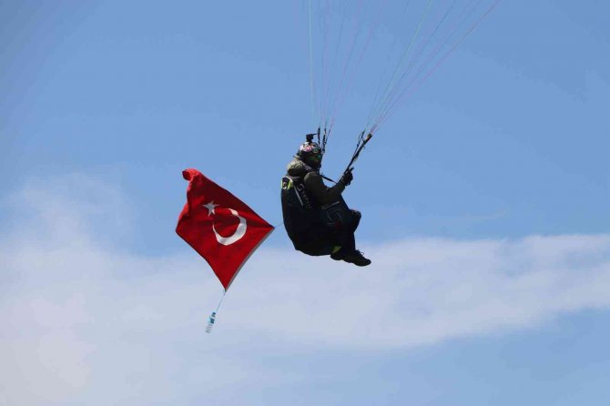 Paraşütçüler Gökyüzünü Türk Bayraklarıyla Süsledi