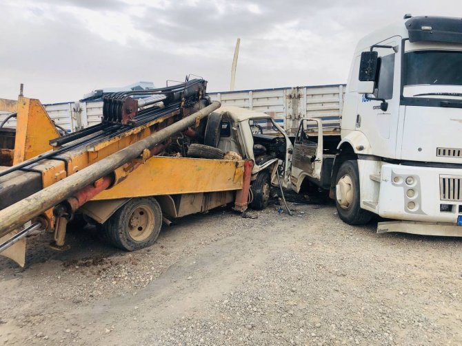 Şanlıurfa’da Vinç Tırla Çarpıştı: 3 Yaralı