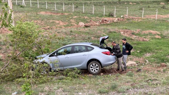 Sivas’ta Otomobil Şarampole Uçtu: 2 Yaralı