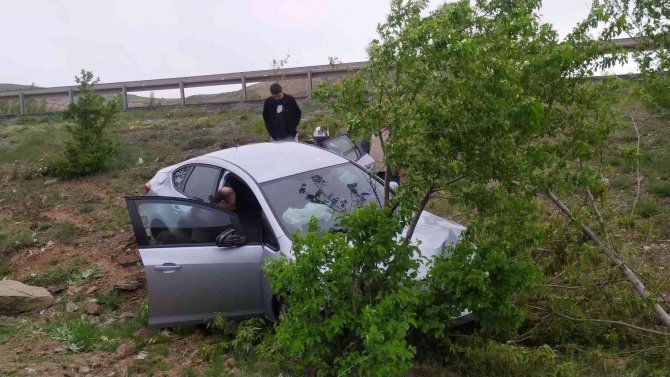 Sivas’ta Otomobil Şarampole Uçtu: 2 Yaralı