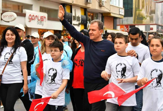 Mersin’de 19 Mayıs Coşkusu Büyükşehir Belediyesinin Gençlik Kortejiyle Başladı
