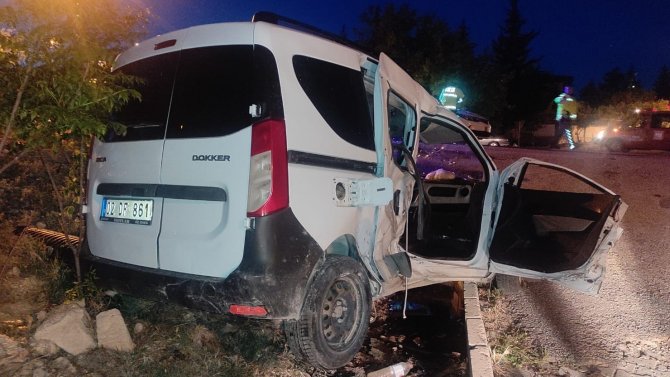 Minibüsle Çarpışan Hafif Ticari Araç Sürücüsü Yaralandı