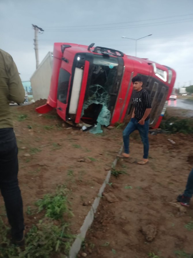 Yangın Tüpü İle Tırın Camını Kırıp Sıkışan Sürücüyü Çıkardılar