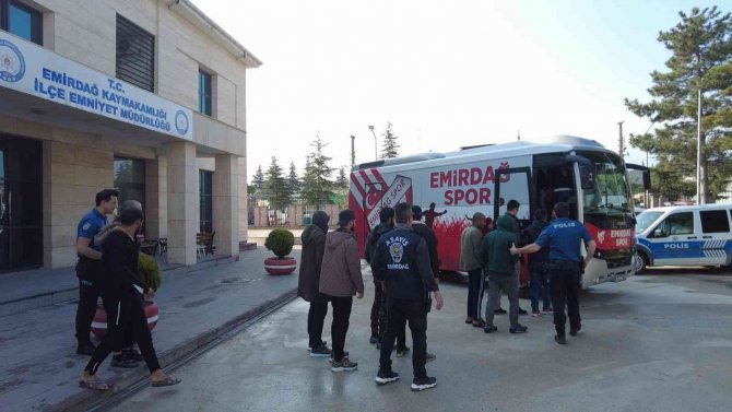 Kürek Ve Palalarla Birbirlerine Saldıran 14 Kişiyi Polis Yakaladı