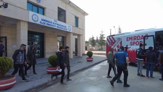 Kürek Ve Palalarla Birbirlerine Saldıran 14 Kişiyi Polis Yakaladı