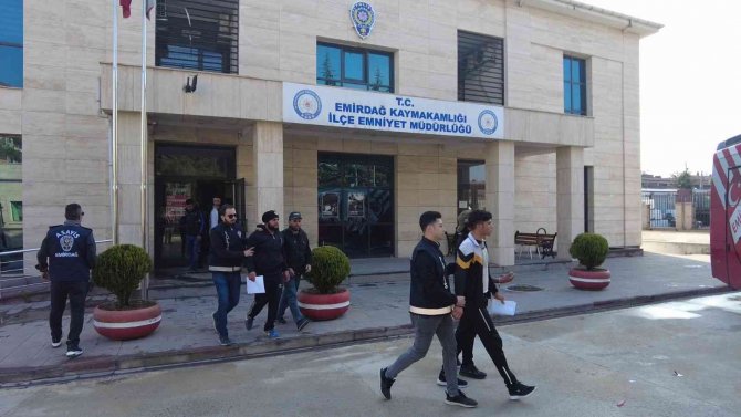 Kürek Ve Palalarla Birbirlerine Saldıran 14 Kişiyi Polis Yakaladı