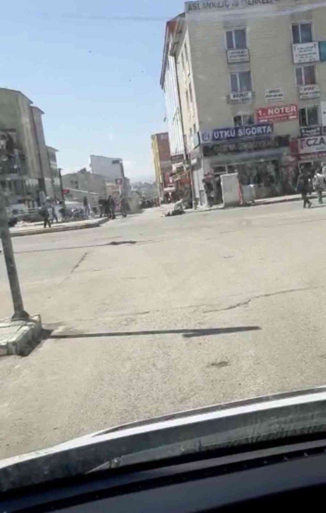 Ağrı’da Cadde Ortasında Silahlı Çatışma: 3 Yaralı