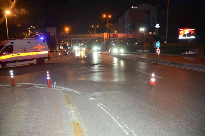 Motosiklet Yayaya Çarptı: 3 Yaralı