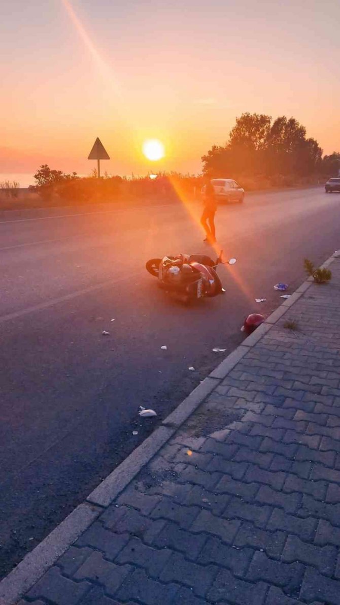 Lastiği Patlayarak Devrilen Motosiklette İki Kişi Yaralandı