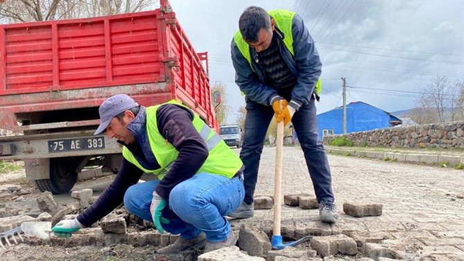 Ardahan Belediyesi Yol Ve Kaldırımlarda Çalışma Başlattı