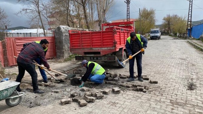 Ardahan Belediyesi Yol Ve Kaldırımlarda Çalışma Başlattı