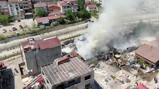 Ataşehir’de Kağıt Toplayıcılarının Karton Deposunda Yangın