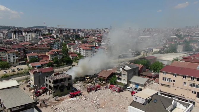 Ataşehir’de Kağıt Toplayıcılarının Karton Deposunda Yangın