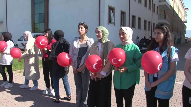 Öğrenciler Gökyüzüne 103 Balon Bıraktı